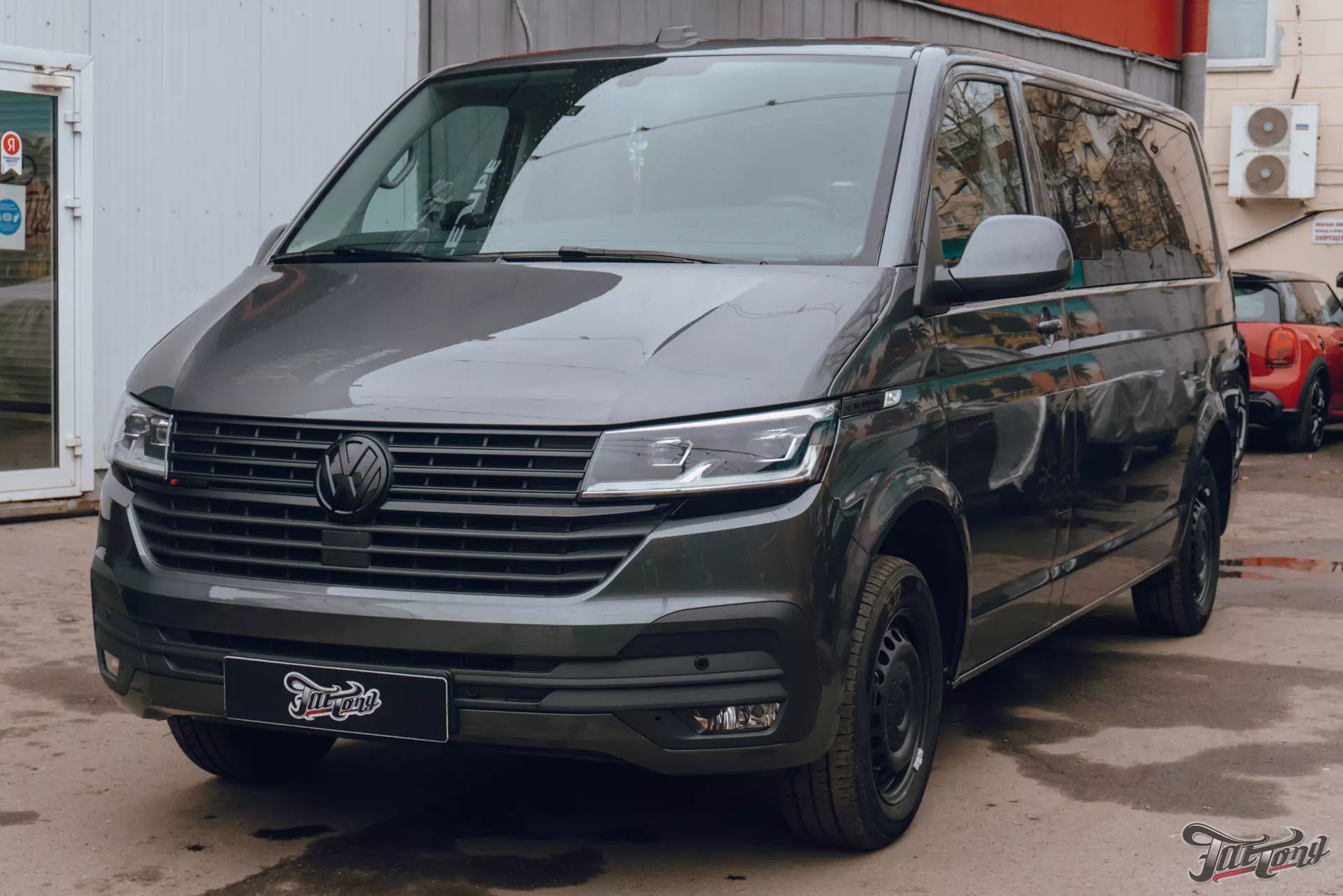 Антихром на Volkswagen Caravelle и оклейка зон риска полиуретаном